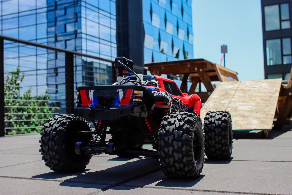 expetowireless's tweet photo. Last week the @5GOILab, @Shabodicorp  &amp; Expeto teamed up for a unique demo. Users drove an RC truck over #5GSA with full motion feedback from a  simulator. The combo of fun &amp; function was a hit!

Learn how Expeto #5G powers #NextGen #mobile use cases: https://t.co/drWHdLxWxx https://t.co/RWiKwNGO6k
