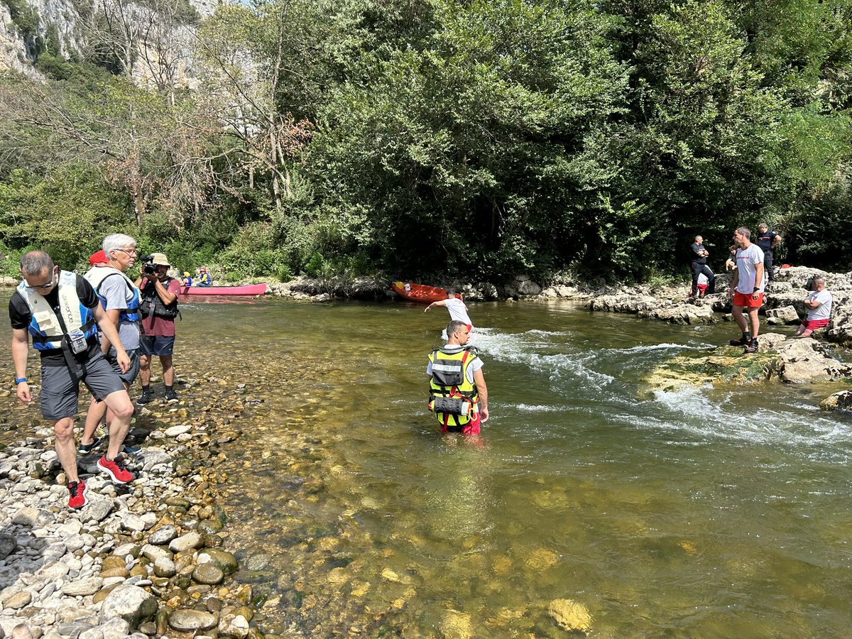 🛶🧑‍🚒💦 Les sapeurs-pompiers sont présents dans les gorges de l’Ardèche dès le week-end de pâques et jusqu’au 17 septembre afin de vous porter secours sans délai. En 2022, ils ont réalisé + de 750 mises en sécurité et 22 évacuations.