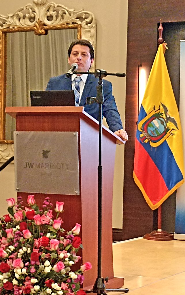 ViceminEnergia's tweet photo. @CancilleriaEc @Produccion_Ecu @el_BID Director de Análisis y Prospectiva Eléctrica, ÁngelEcheverría: "Ecuador podría tener ingresos de USD 51 millones por exportaciones de hidrógeno verde por año al 2030 y reducir las emisiones en un 15,7% al 2030".

#EnergíaConPropósito
#NuestroTrabajoContinúa https://t.co/sUtrGIR9LK
