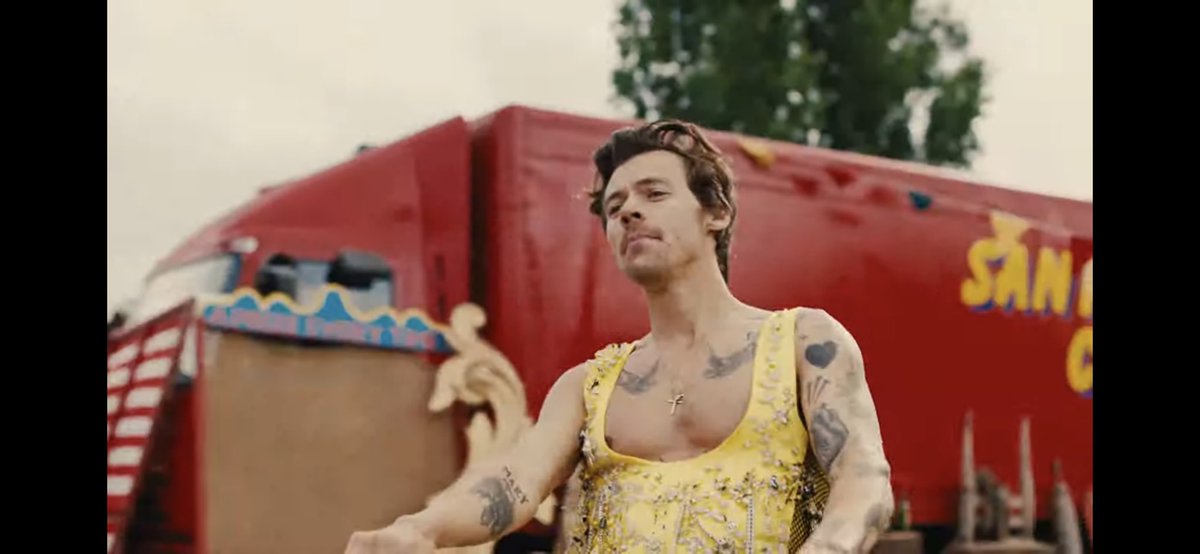 buzzinglarrie's tweet photo. bigger titties than me 🤧 https://t.co/aOE5tZ5NVW