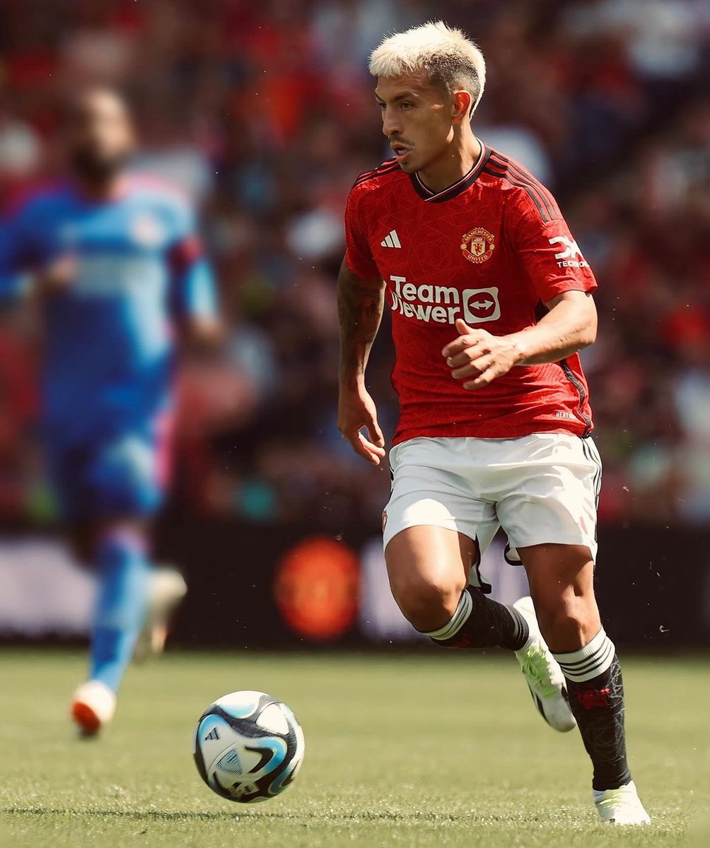 MUFCScoop's tweet photo. Lisandro Martinez Ig: “Nice test to continue our preparations ahead of our trip 🔜🇺🇸” #MUFC https://t.co/YBbvfeWPHj