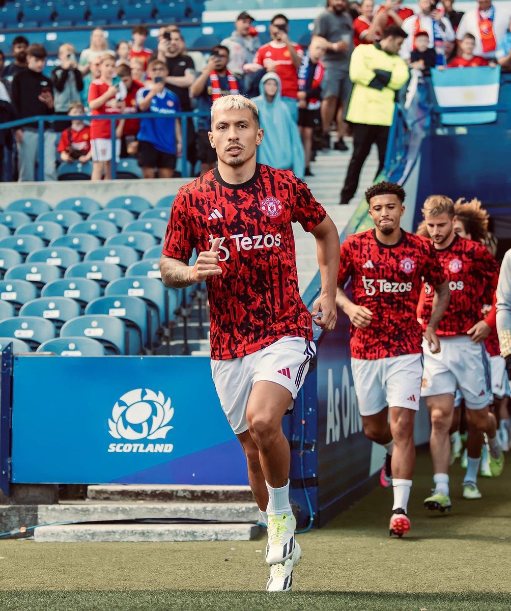 MUFCScoop's tweet photo. Lisandro Martinez Ig: “Nice test to continue our preparations ahead of our trip 🔜🇺🇸” #MUFC https://t.co/YBbvfeWPHj