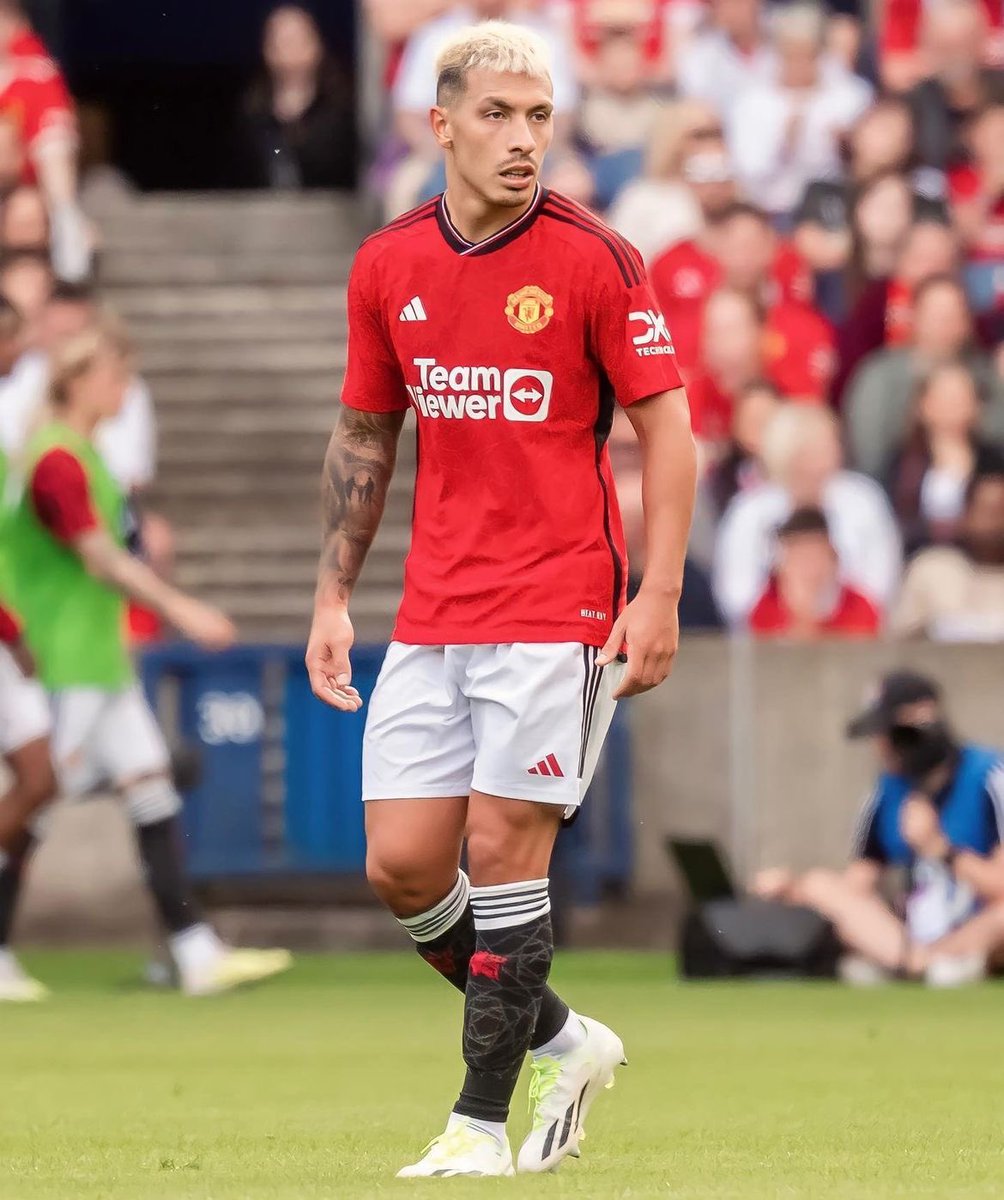 MUFCScoop's tweet photo. Lisandro Martinez Ig: “Nice test to continue our preparations ahead of our trip 🔜🇺🇸” #MUFC https://t.co/YBbvfeWPHj