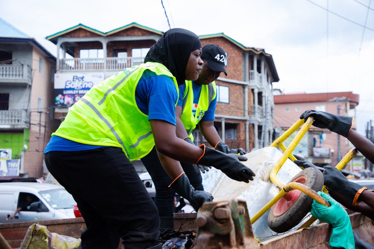 IOMSierraLeone's tweet photo. This activity is being delivered under the cash-based intervention (CBI) initiative employing 50 returnees with support from π«π· & πͺπΊ @IOM_MECC
#greenreintegration
#disasterriskreduction
#cleanfreetown
@FCC_Freetown
2/2 https://t.co/HNLRlKnuzi