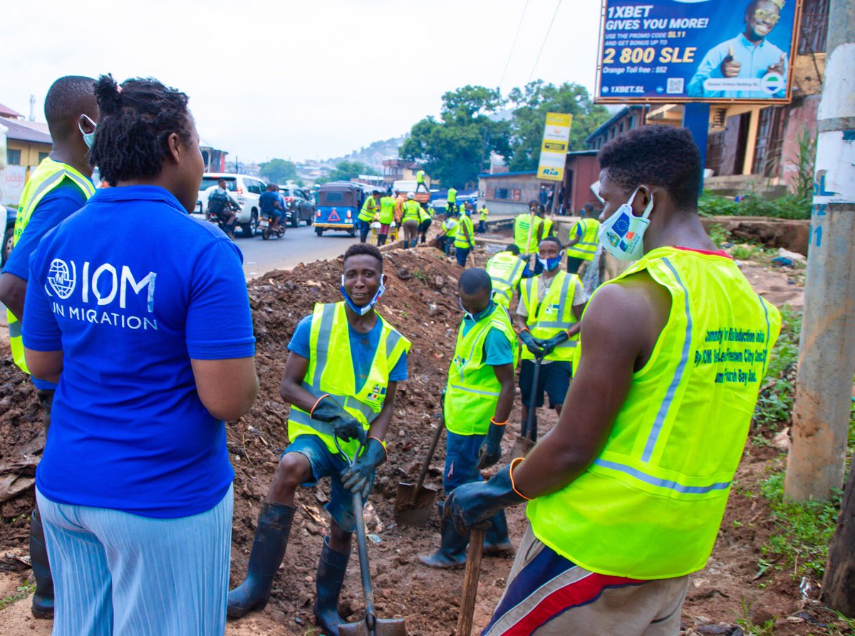 IOMSierraLeone's tweet photo. This activity is being delivered under the cash-based intervention (CBI) initiative employing 50 returnees with support from π«π· & πͺπΊ @IOM_MECC
#greenreintegration
#disasterriskreduction
#cleanfreetown
@FCC_Freetown
2/2 https://t.co/HNLRlKnuzi