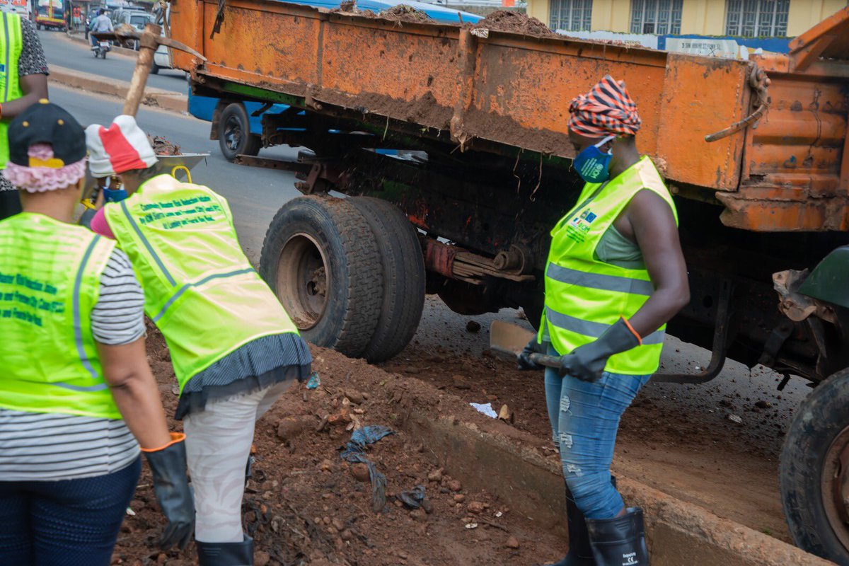 IOMSierraLeone's tweet photo. This activity is being delivered under the cash-based intervention (CBI) initiative employing 50 returnees with support from π«π· & πͺπΊ @IOM_MECC
#greenreintegration
#disasterriskreduction
#cleanfreetown
@FCC_Freetown
2/2 https://t.co/HNLRlKnuzi