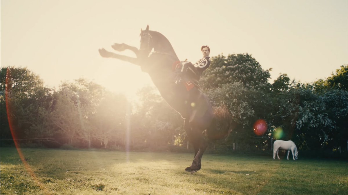 bchartsnet's tweet photo. Harry Styles dá continuidade para a era "Harry's House" com o lançamento do clipe de "Daylight". Vem brincar que o circo já chegou! 

Assista: https://t.co/FJbtSjlJd9 https://t.co/DjV5o8u0Mw