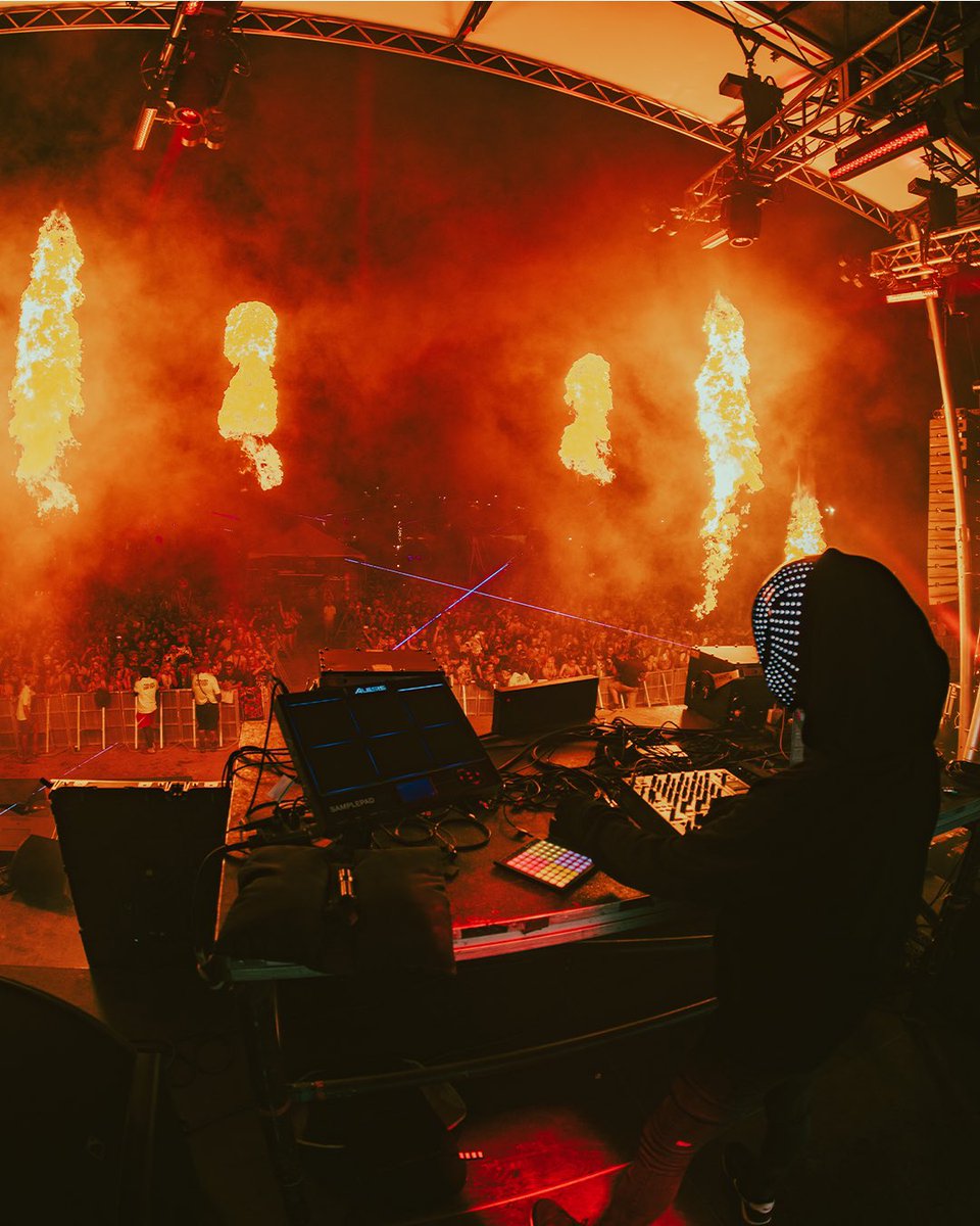losControlmusic's tweet photo. Spinning the hottest tracks, making the crowd go wild! 🎵🔥 https://t.co/3fGzz9Bbju