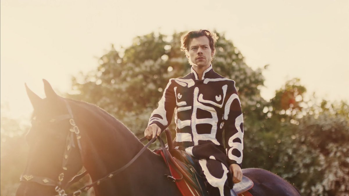 PopBase's tweet photo. Harry Styles in the music video for ‘Daylight.’ https://t.co/WI03eyVSiX