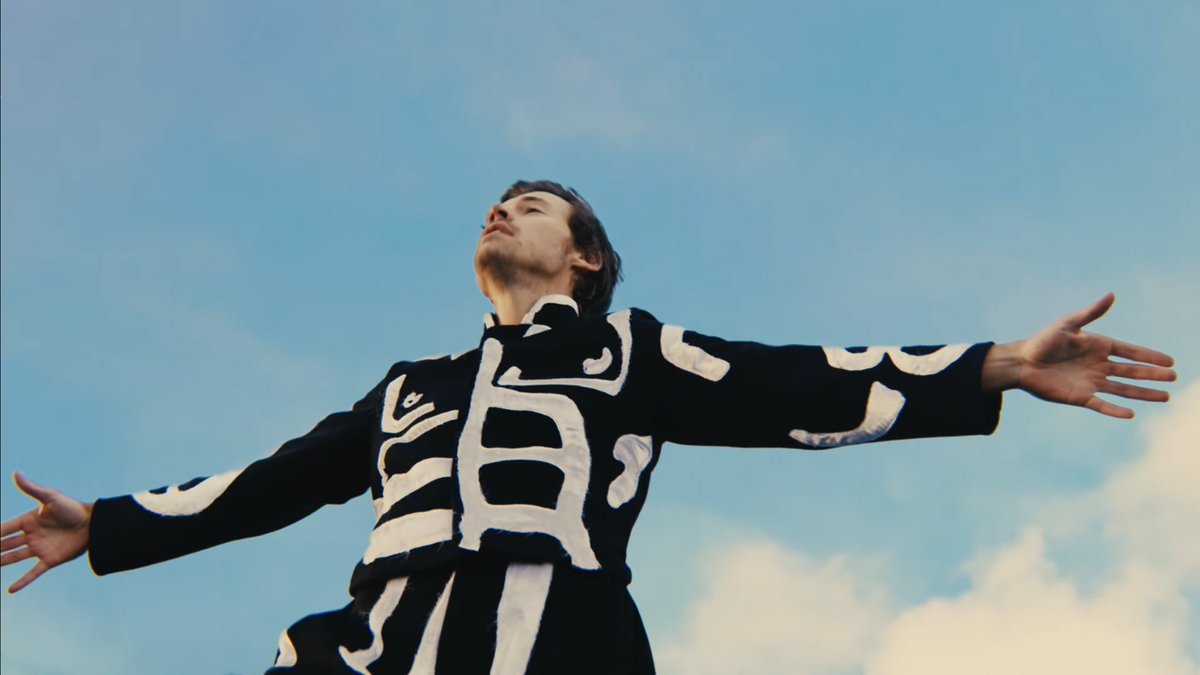 PopBase's tweet photo. Harry Styles in the music video for ‘Daylight.’ https://t.co/WI03eyVSiX