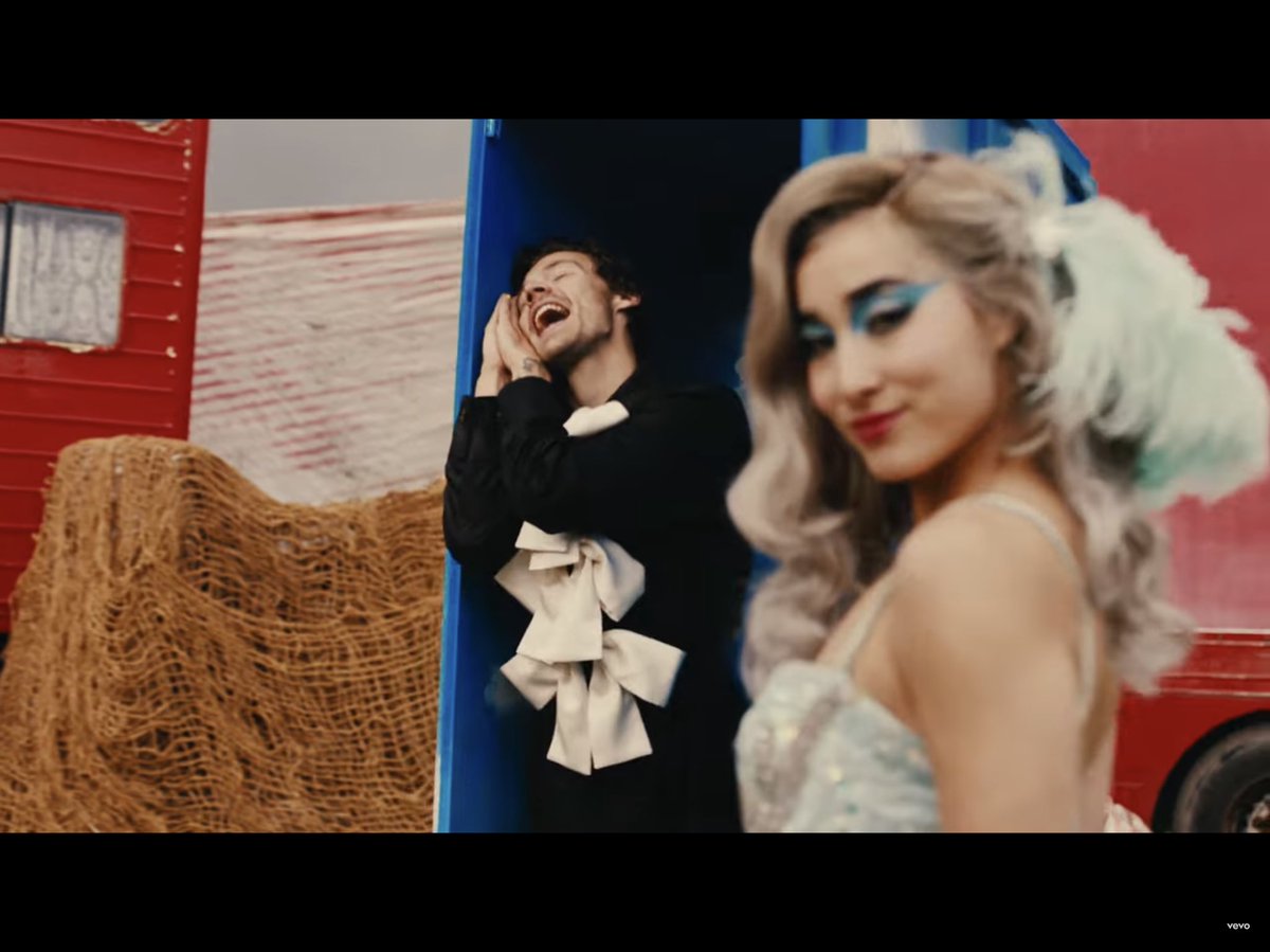 kmmwkindness_'s tweet photo. HE IS LITERALLY GETTING CLOSETED BY A SMIRKING BLUE BIRD, A FREE (gay?) PERSON!!! AND NIALL’S CANDLE IS A FUCKING CLOSET ??? https://t.co/iLngWFbTbA