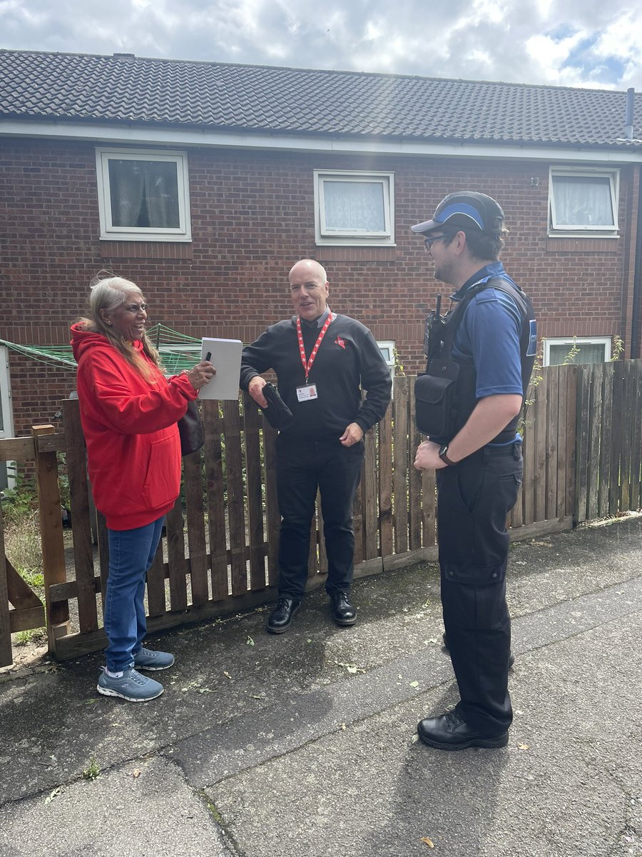 An excellent turnout today at Linney Road Estate Action Day. Thanks to everyone for attending!! #MakingADifference #communities 
#wecare @emhhomes <a href="/Hayleyemh/">Hayley Perkins</a>