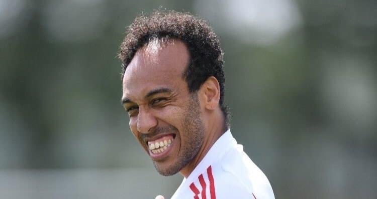 DaFou007's tweet photo. J’ai un flash 💡
Si on recrute un bon tireur de corners il en plante 40 dans la saison.
#Aubameyang #herewego #TeamOM #frontdemer #VenteOM https://t.co/b8eqDyWSTY