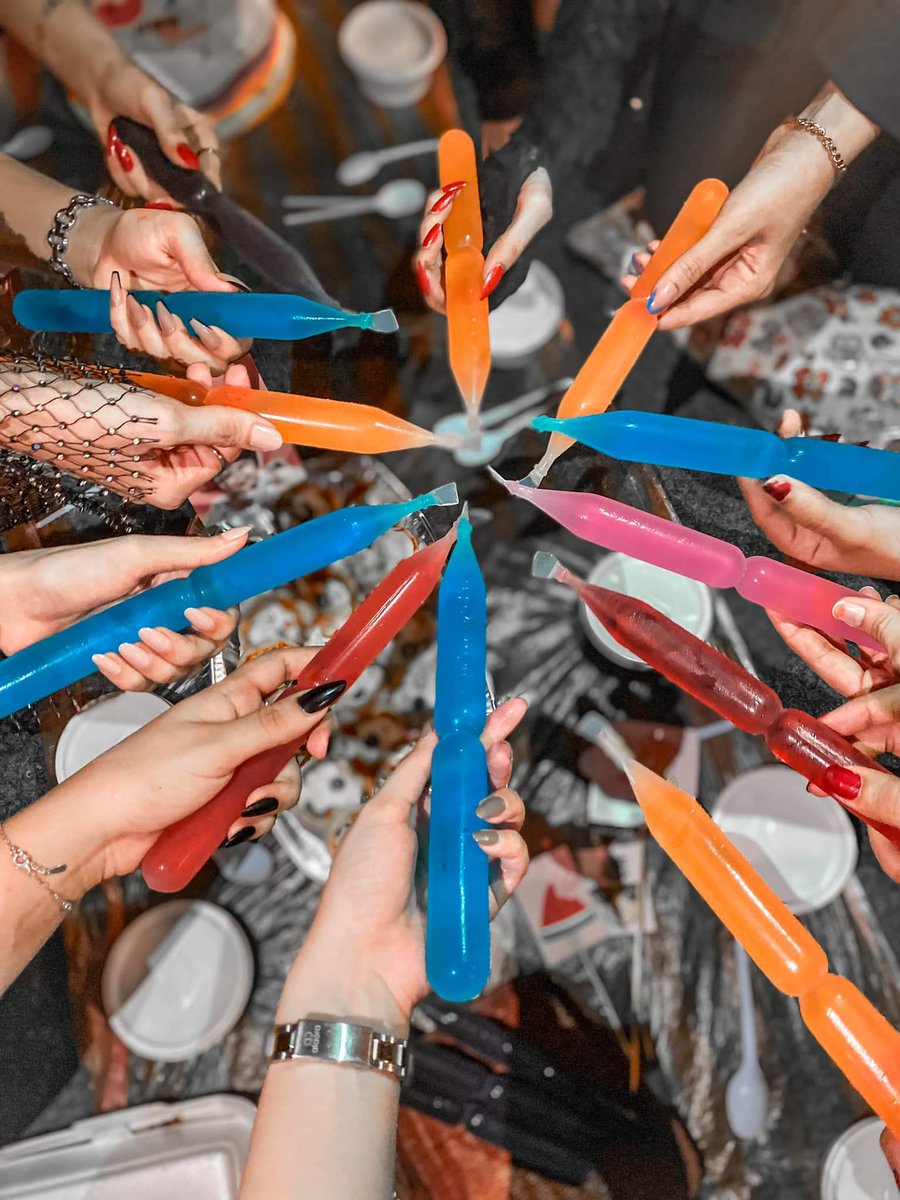 قررنا نستغني  عن الخرفان.. ونمتع انفسنا بنفسنا ومسكة اليد تدل على الخبرة