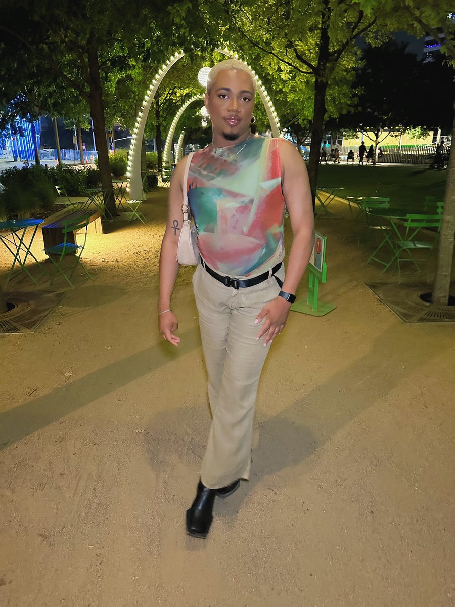 xoxox_chris's tweet photo. in case y’all forgot i’m still pretty as fuck https://t.co/Qyi3gZ54sd