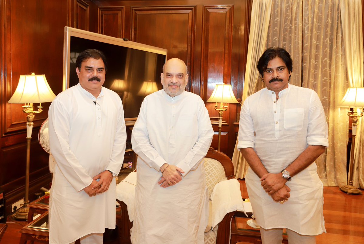 BJP4Andhra's tweet photo. కేంద్ర హోం మంత్రి, బిజెపి జాతీయ నాయకులు శ్రీ@AmitShah గారితో శ్రీ@PawanKalyan  గారి కలయిక ఆంధ్రప్రదేశ్ రాజకీయ ముఖచిత్రం, అలాగే ఆంధ్రప్రదేశ్ అభివృద్ధి రెండింటికి  శుభసూచకం. https://t.co/90pi1tpsYp
