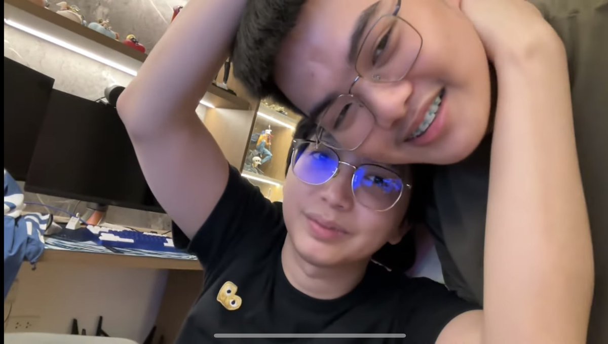 sporadicfeed's tweet photo. Mahal na mahal ko kayo! Happy Birthday Vee! https://t.co/CO0TdNfDba