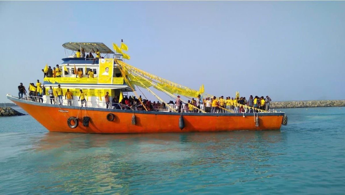 Phiraash's tweet photo. ޗޯރު އިބޫ ހއ އަތޮޅަށް ކުރާ ދަތުރުގައި ސަލާންކުރަން ސަފުހަދަން ގެންގުޅޭ ރޮނގާލި ފަތި އެއްރަށުން އަނެއް ރަށަށް ދަތުރު ކުރަމުންދާ މަންޒަރު. https://t.co/id3G1r5cBT