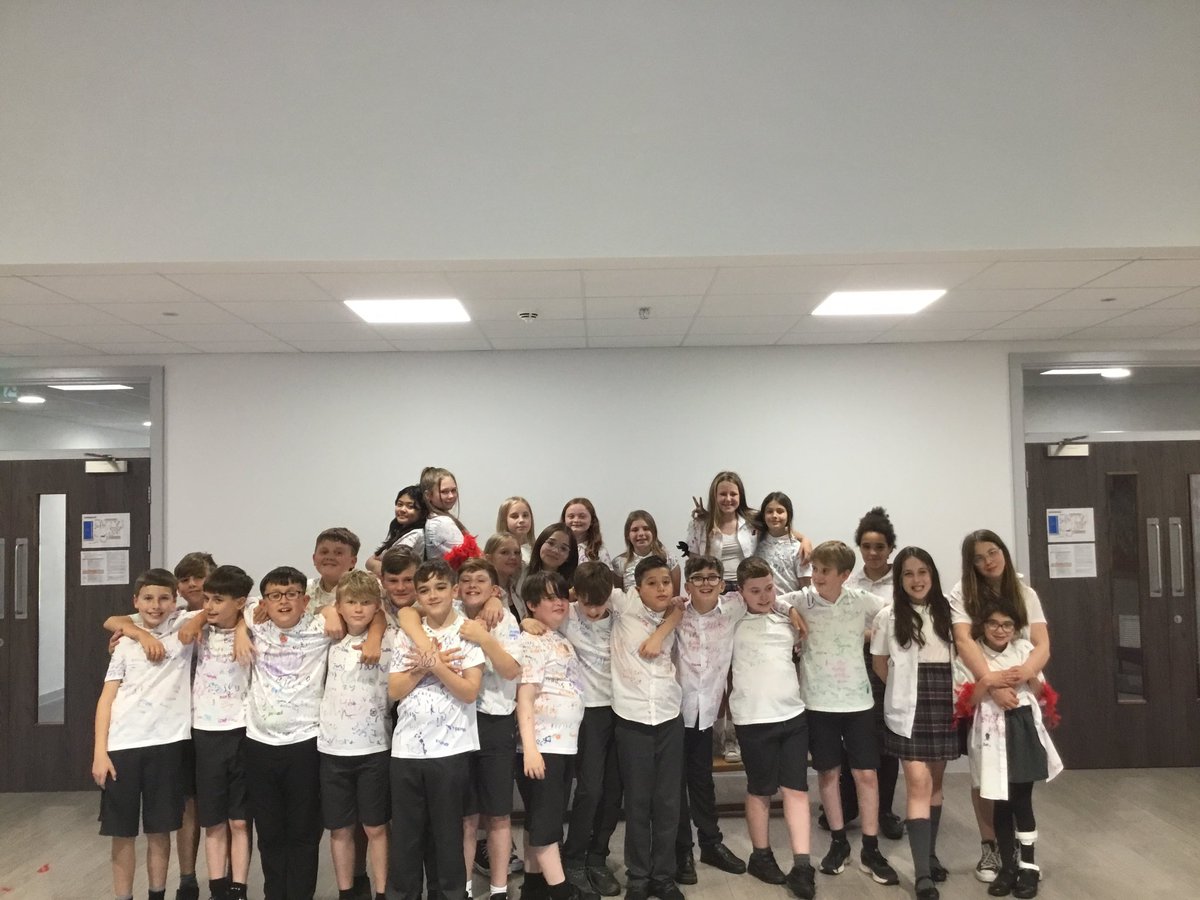 Our class of 2023💖 We wish you all the luck in the world as you start your new adventures🥰 Keep in touch and shine bright like the stars you are🌟