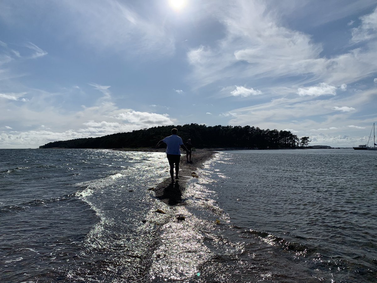 Uimista ja kahlailua särkällä. Hieno paikka! 

Köydet irti #Sandö klo 19.05. Matka jatkuu kohti #Högland #Kemiö. 

#veneily #lokikirja #saaristo <a href="/kansallispuisto/">Kansallispuisto</a>