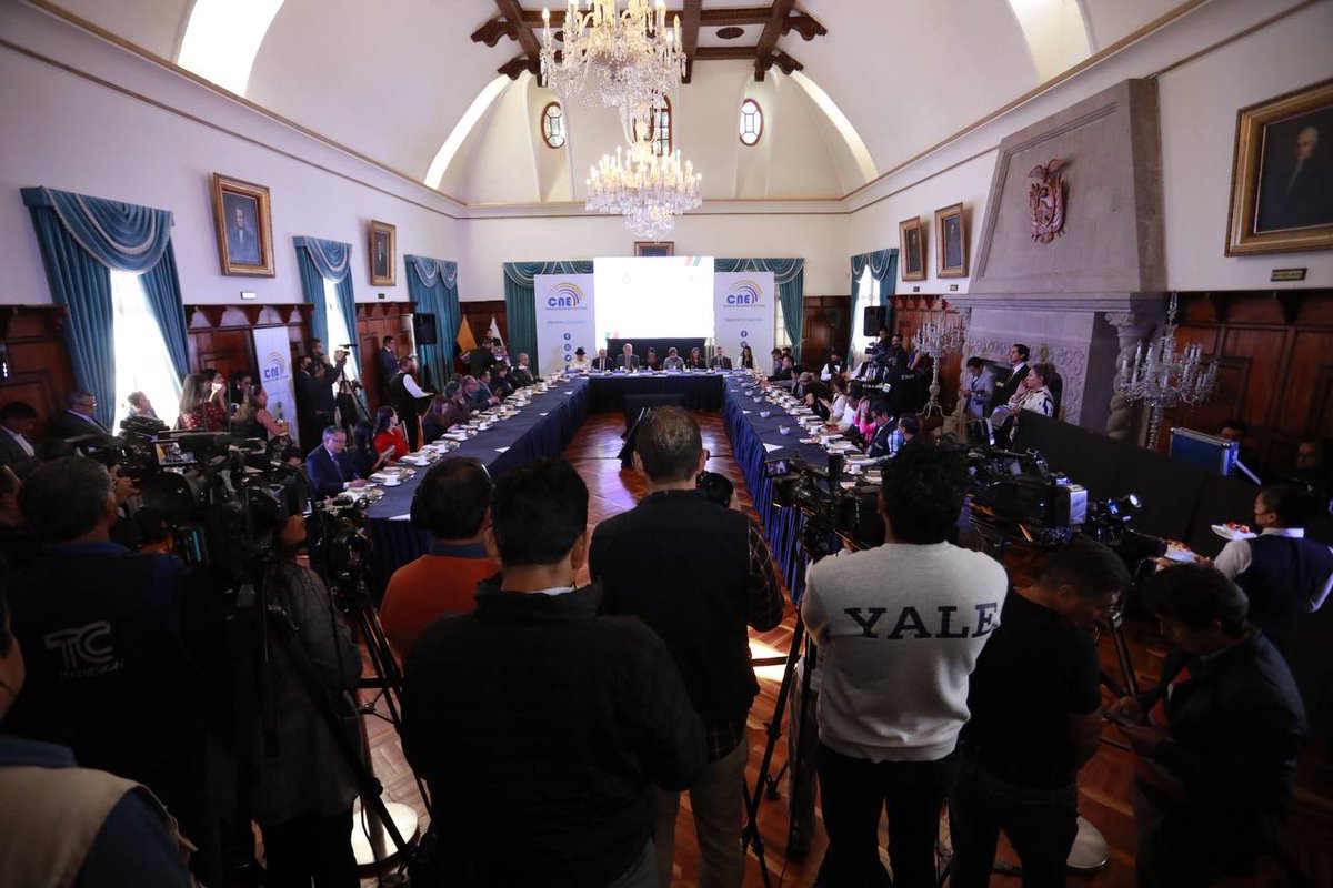 CNE_LosRios's tweet image. #StalinCardona funcionario electoral, destacó en su intervención que la modalidad #VotaciónTelemáticaEnElExterior consta con dos opciones; 
✅Reconocimiento facial 
✅Preguntas de los documentos, con fotografía de una selfie con cédula de identidad o Pasaporte