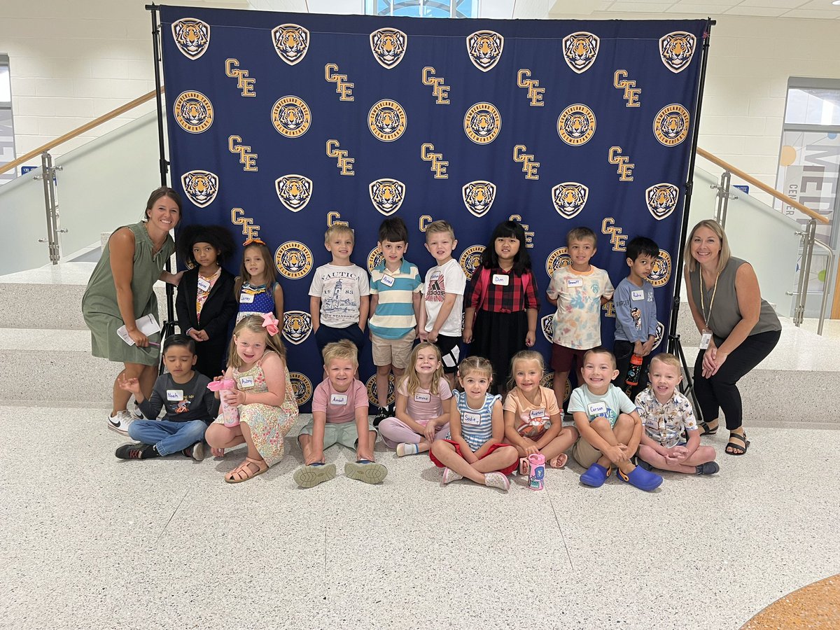 melliottsclass's tweet photo. We got to practice a day of Kindergarten together this morning at our Jumpstart Day! We loved going down the library slide and filling up our book bins! https://t.co/qZQOjTl6WK
