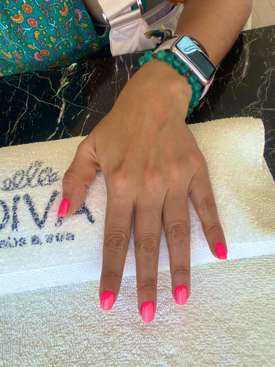 merry_barrales's tweet photo. Yo nada más vine a traer a la cría y pues… ya traigo uñas color Barbie 😜 💅
#divanails https://t.co/6BZYPHFm3S