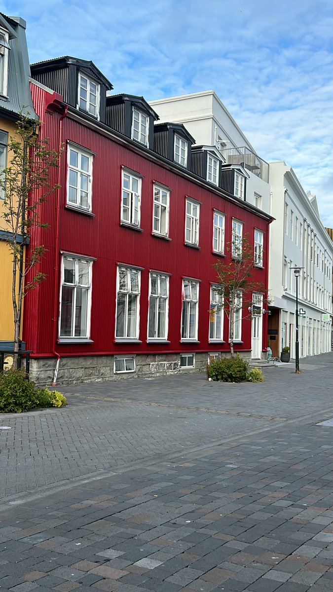 Kominn réttur litur á húsið - Kaffi Thomsen að opna aftur?