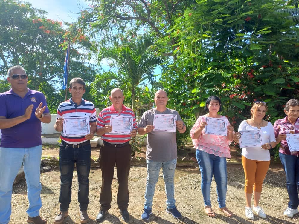 Reconocimiento realizado a directores de instituciones educativas en el acto de fin de curso en #CabaiguánEduca #SanctiSpíritusEnMarcha