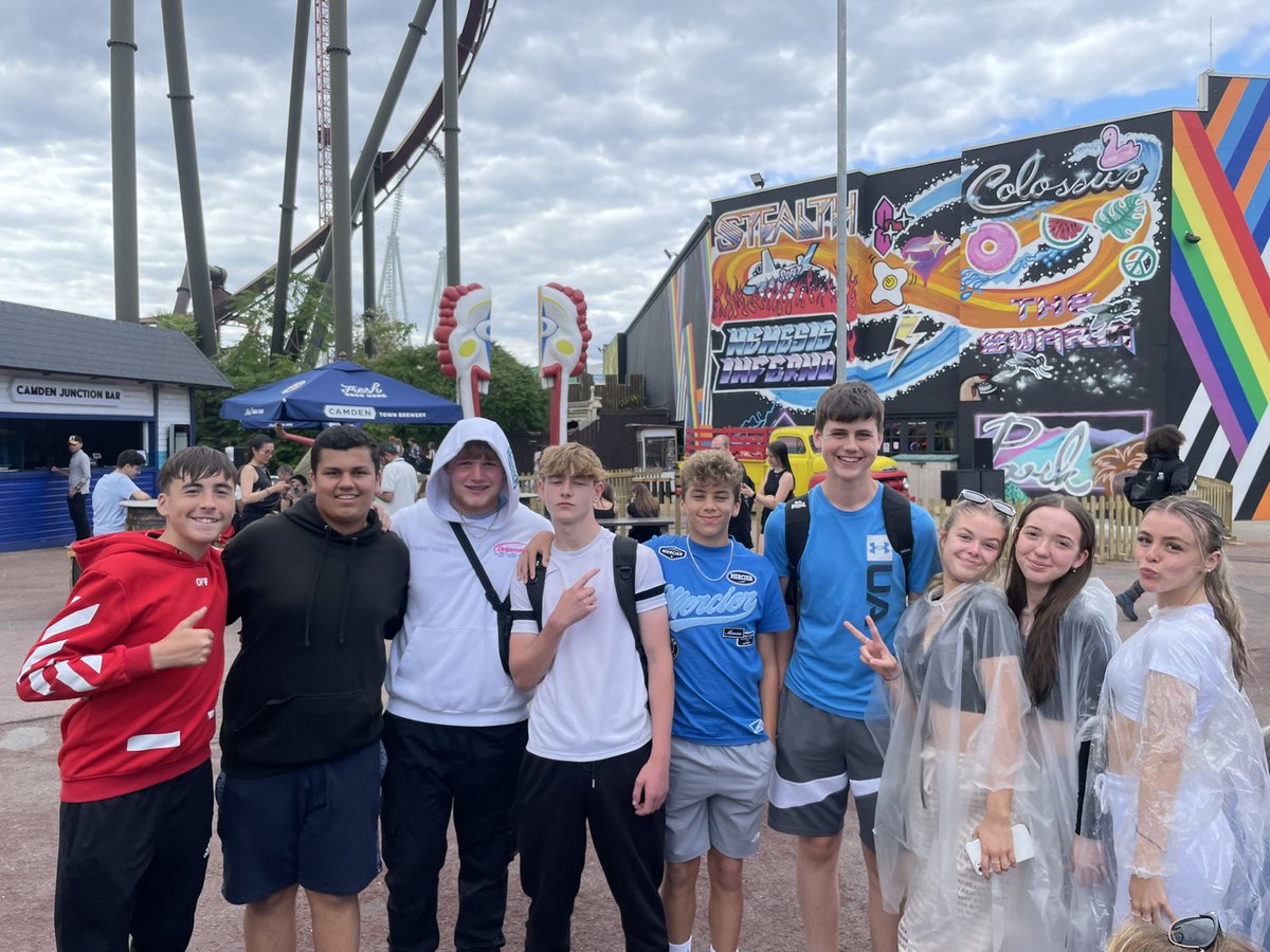 MrHermann_Daear's tweet photo. Chweched a blwyddyn 9 wedi mwynhau mas draw yn Thorpe Park heddiw! @TrydarGIC https://t.co/O0K3uHhLZI