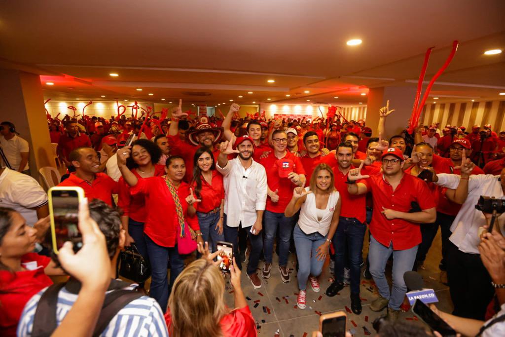 ErasmoZB's tweet photo. ¡Las banderas del Partido Liberal son mías!

De manos del senador @fabioaminsaleme recibí el coaval del Partido Liberal para llegar a la Gobernación de Córdoba
 
Me siento orgulloso de representar a esta colectividad.Unidos haremos de Córdoba un departamento de oportunidades🧡🚩 https://t.co/kf91aIHuBo