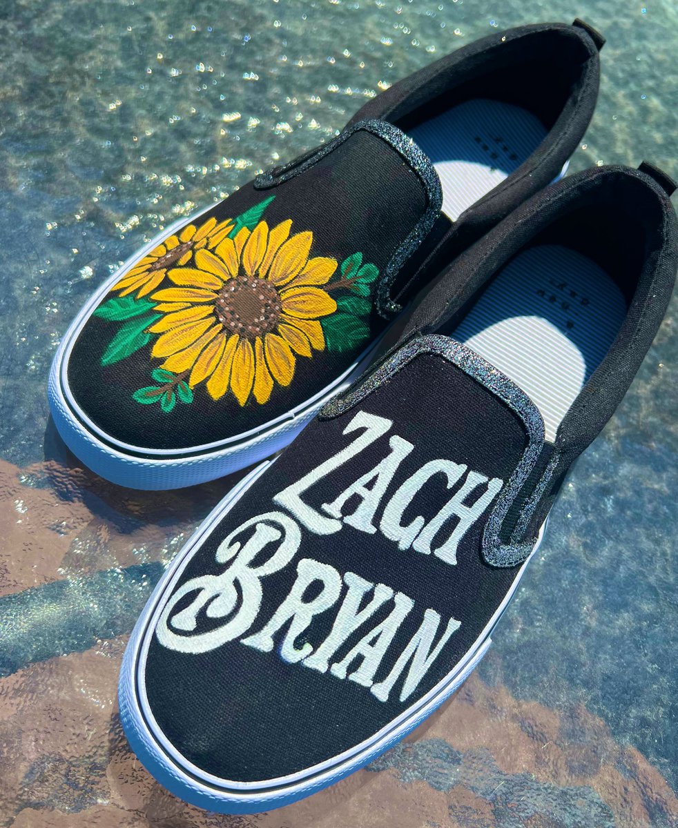 JillManikowski's tweet photo. Only 20 more days @zachlanebryan the only thing that is missing is your signature 🖤🖤 #burnburnburntour https://t.co/w2Eo6n4RGn
