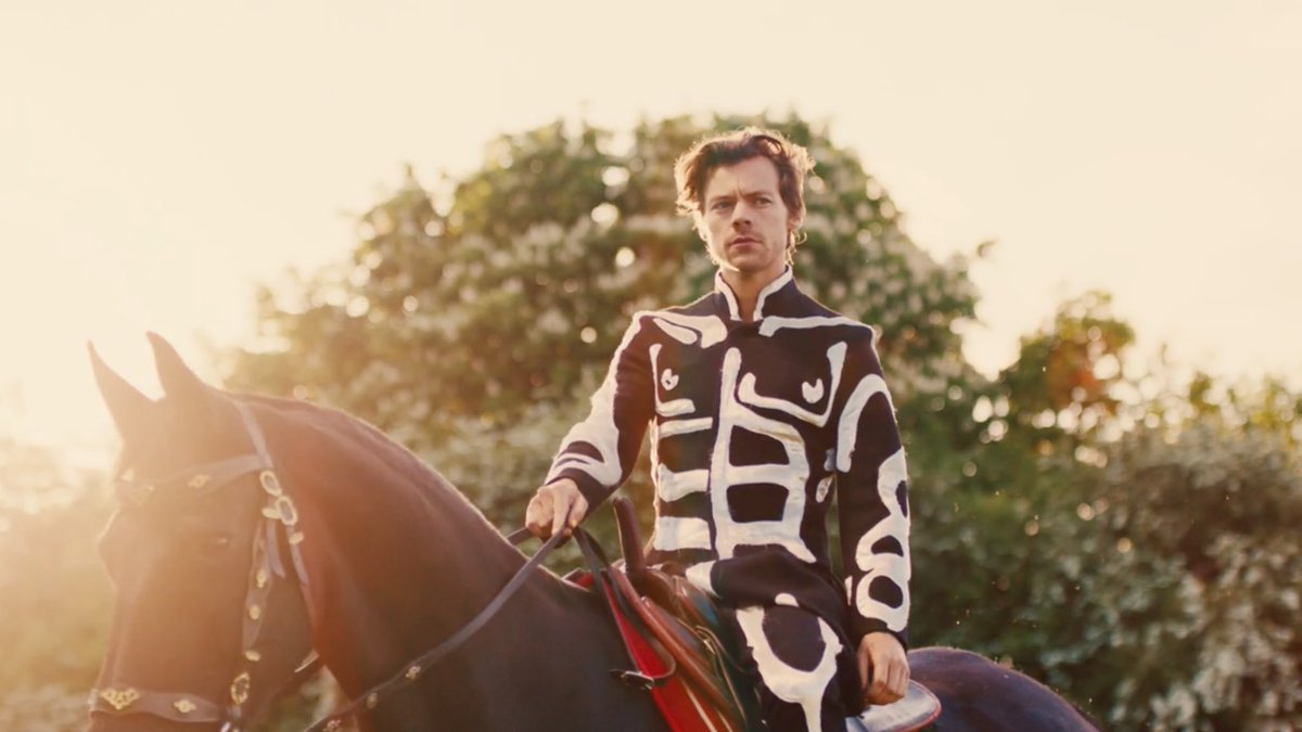 hsdaily's tweet photo. Harry for Daylight music video.

Directed by Tanu Muino.

OUT NOW: https://t.co/xBoWYCXHsX https://t.co/dzd0bcPsnA