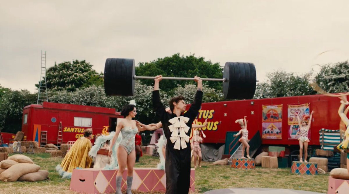 hsdaily's tweet photo. Harry for Daylight music video.

Directed by Tanu Muino.

OUT NOW: https://t.co/xBoWYCXHsX https://t.co/dzd0bcPsnA