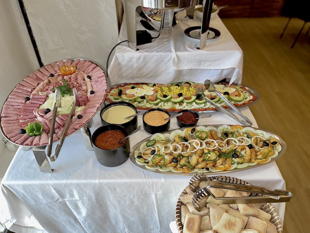 CafeChic_cky's tweet photo. Notre buffet d’aujourd’hui en image 
On se donne rendez-vous le vendredi pour le prochain buffet . 
𝐂𝐀𝐅𝐄́ 𝐂𝐇𝐈𝐂 , le paradis de la bonne nourriture 
#INFOS :  📞+224 610 058 459 
@Kaloum, Cité Chemin de Fer Conakry Guinée https://t.co/TDtZm7lSMH