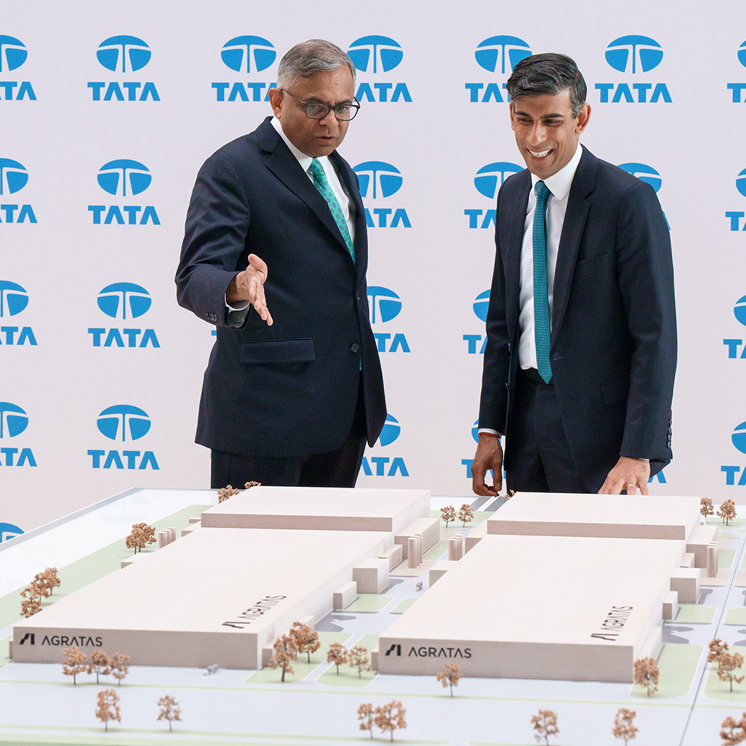 Our Chairman N. Chandrasekaran with the UK Prime Minister, <a href="/RishiSunak/">Rishi Sunak</a> at The Jaguar Land Rover Gaydon Centre, in Britain after Tata group announced a £4 bn investment plan to establish a global battery cell gigafactory in the UK. 

Read more: tata.com/newsroom/busin… #ThisIsTata
