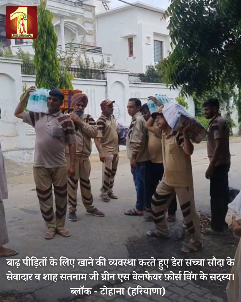 DSSNewsUpdates's tweet photo. Providing food & water, medicines & shelter, the Dera Sacha Sauda volunteers are making a huge difference in the lives of people, valuing their lives & supporting them amidst the disastrous floods. Kudos to these angels of humanity! #SaintDrMSG #RamRahim #FloodRelief #DeraSachaSauda #Humanity