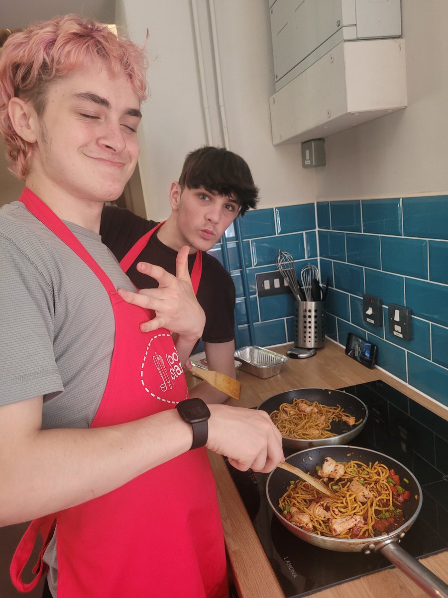 saracookstars's tweet photo. Da iawn @ITECskills teens a fabulous job cooking your chicken noodles and garlic bread from scratch!
#teens #cookingwithteens https://t.co/rJ7xQ7JhiI