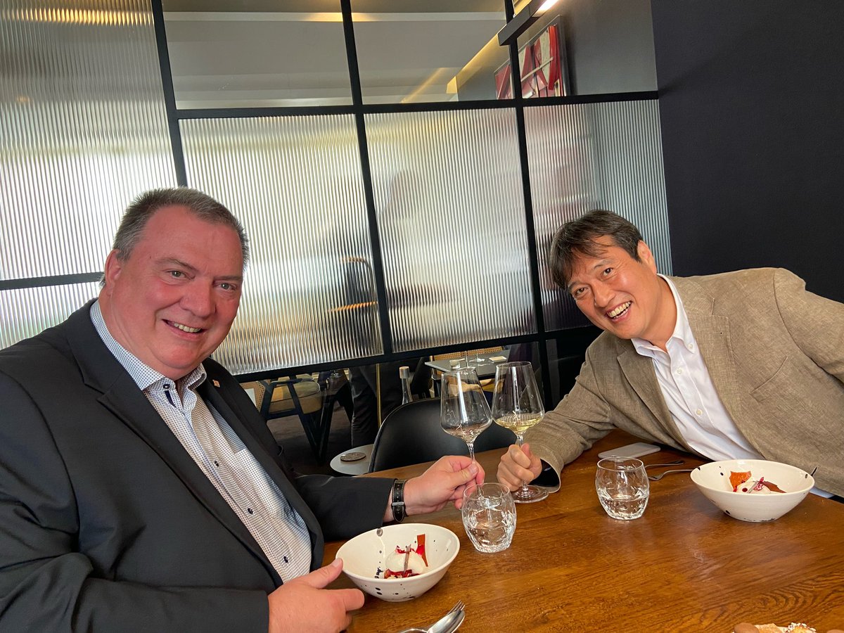 PKuchly57's tweet photo. Belle réunion aujourd’hui pour @CEFJ_2020 avec nos amis Hiroaki NISHIZAWA (Président de @JAL_Official_jp pour France et le Benelux) Hirotaka YAMADA respectivement Président et Secrétaire Général de la #CCIFJ
https://t.co/GKnSoQ65IX
@d_restino @CCI_Paris_IdF @CCIParis_Export https://t.co/UZK4eQJpDb