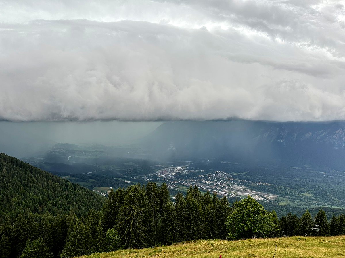 StormchaserNL's tweet photo. ⛈️ Fantastische opname vanmiddag uit het zuiden van Oostenrijk! Zo ziet het dus eruit wanneer je op dezelfde hoogte staat als het #onweer; in dit geval de shelfcoud 👇
 
Credits: @erica_v_leeuwen https://t.co/GWmR0rJtCd