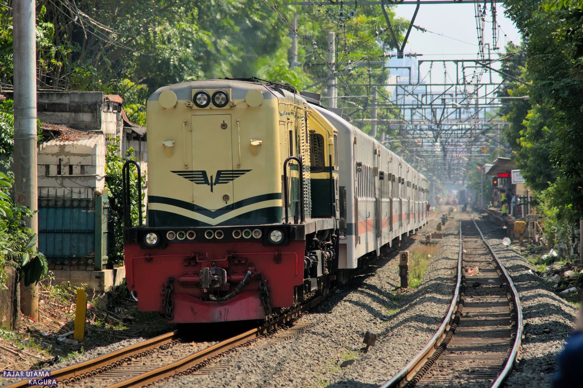 IkkoHaidar's tweet photo. #SukaLonghud vintage bersama CC 201 72 sebagai dinas rangkaian GBMS dari Depo Cipinang menuju Pasar Senen, dan CC 201 91 sebagai dinas rangkaian Majapahit dari Pasar Senen menuju Depo Cipinang
#fotosepur #vintage #heritageunit https://t.co/MGuzTgVkGQ