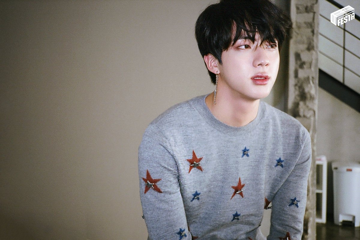 Armyberry994's tweet photo. THE ASTRONAUT 200M
CONGRATULATIONS JIN
#TheAstronaut200M 
#디애스트로넛_200만의_우주여행 https://t.co/RIuB3Nf7eC