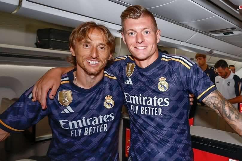 DeportMx__'s tweet photo. #Deportes Están en vuelo 🇺🇸

El Real Madrid viaja con equipo completo rumbo a Estados Unidos para seguir con su pretemporada.

🎯 Juega su primer amistoso el 24 de julio ante el AC Milan.

#deportmx #halamadrid #laliga #futbol #ronaldolopez https://t.co/Nn2N3VhYV8