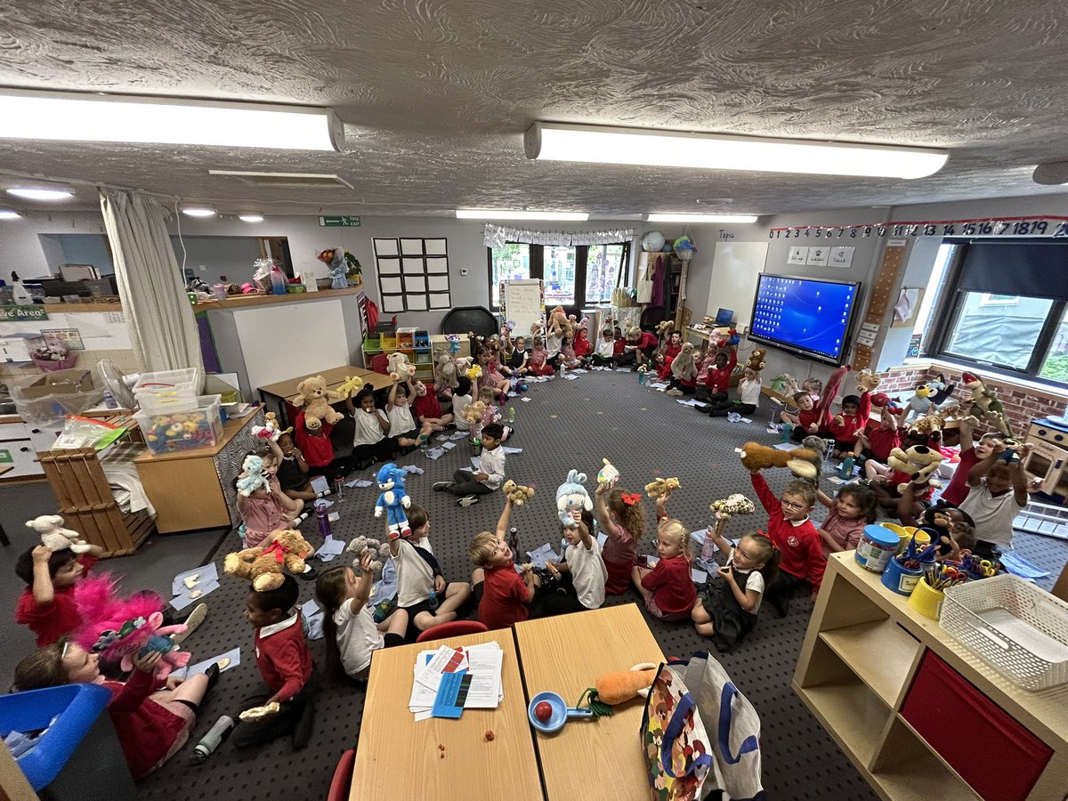 Stukeley2022's tweet photo. Foundation Stage had a fantastic last day making sandwiches, icing biscuits and having our Teddy Bears Picnic this afternoon. Thank you again for all your support this year. Have a lovely summer. ☀️🏖️ https://t.co/jfPCo8n4mE