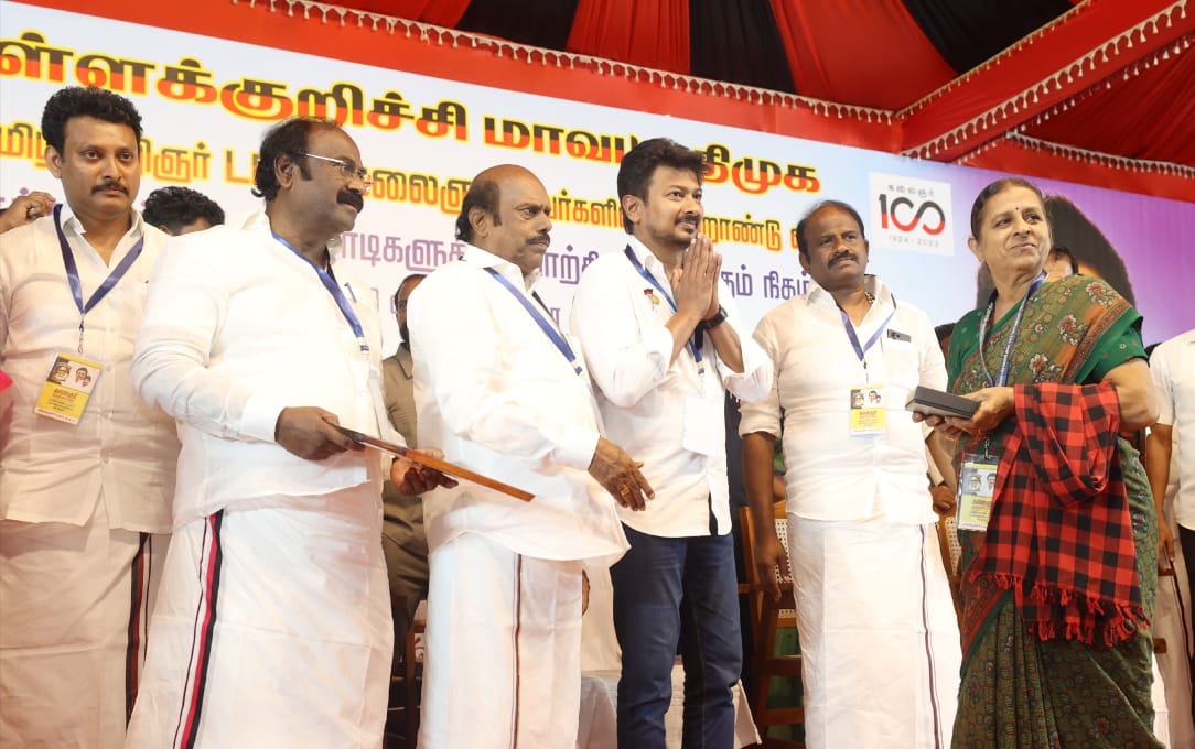 Udhaystalin's tweet photo. தி.மு.கழகத்தின் கருப்பு - சிவப்பு கொடியை பெருமிதத்தோடு ஏந்தி வியர்வையும் இரத்தமும் சிந்தி கழகம் வளர்த்த நம் மூத்த முன்னோடிகள் 1000 பேருக்கு, கள்ளக்குறிச்சி வடக்கு மாவட்டம், மாதூரில் இன்று தலா ரூ.10 ஆயிரம் மற்றும் நலத்திட்ட உதவிகளை வழங்கி மகிழ்ந்தோம். மூத்த உடன்பிறப்புகளை பெருமைப்படுத்துவதன் மூலம் நாமும் பெருமை கொள்கிறோம். @evvelu @TUdhayasuriyan  @k_vasantham