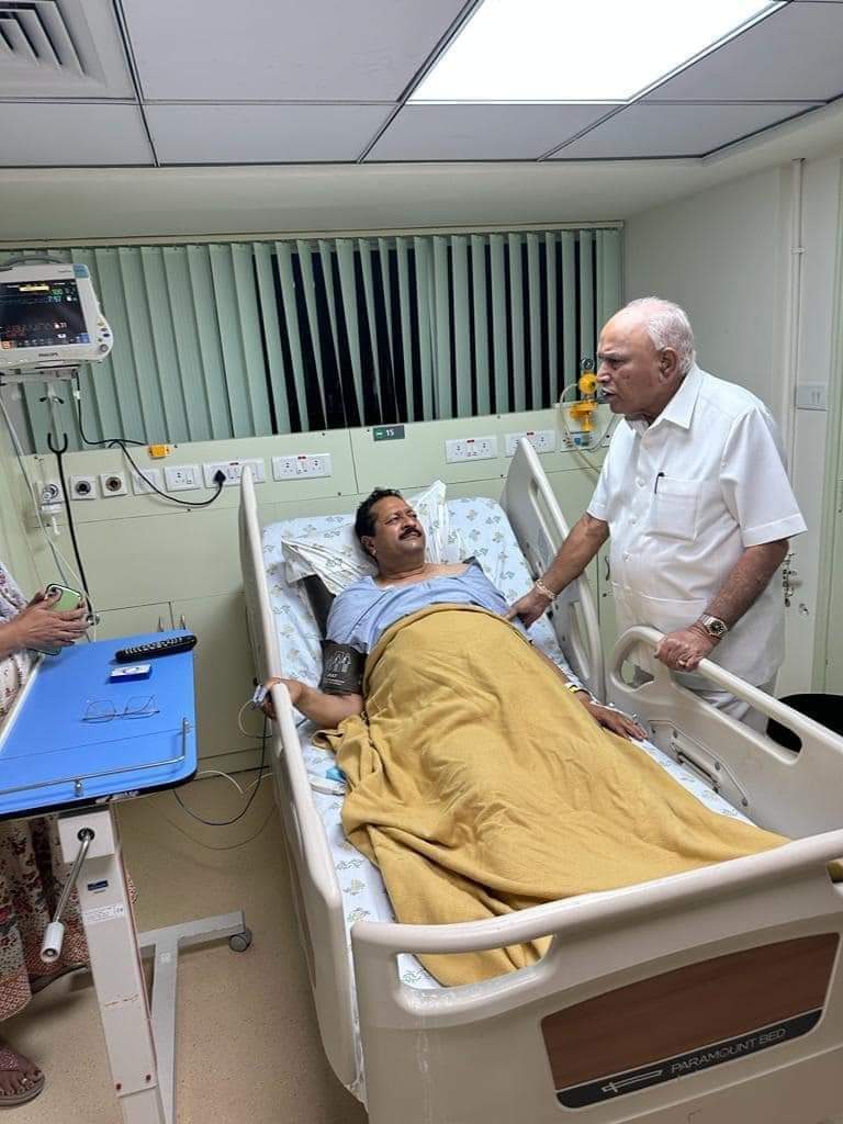 rajanna_rupesh's tweet photo. ಮೊದಲೇನದಾಗಿ ಯತ್ನಾಳ್ ಅವರೇ ಹುಷಾರಾಗಿ ಬನ್ನಿ ಒಳ್ಳೆದಾಗಲಿ ತಮಗೆ
ಅಂದ ಹಾಗೆ
ಯತ್ನಾಳ್ ಅವರಿಗೆ ಚಿಕಿತ್ಸೆ ಕೊಡುತ್ತಿರುವ ಈ ಡಾಕ್ಟರ್ ಹೆಸರು ಅಬ್ದುಲ್ ಖಾದರ್...

ಮಾನವೀಯತೆ ಮೊದಲಾಗಲಿ...

ಜೈ ಕರ್ನಾಟಕ💛❤️ https://t.co/bQ9NfiCQ8n
