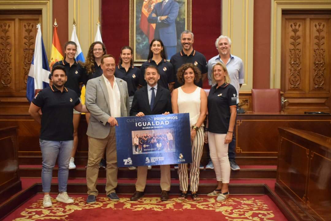 deportesctfe's tweet photo. ⛹🏻‍♀️ El alcalde, José Manuel Bermúdez, y la concejala de Deportes, Alicia Cebrián, recibieron ayer al equipo de baloncesto femenino del Real Club Náutico de Tenerife tras haber logrado el ascenso a la Liga Femenina 2 el pasado mes de mayo en Granada.

 ℹ️ https://t.co/dcDV4t1s3R https://t.co/a6wwpLIy38