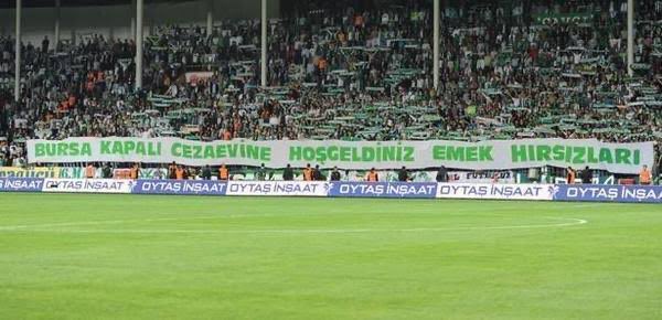 SportsCubuklu's tweet photo. 🔥 SON DAKİKA | 2010-2011 sezonu için 'Emek Hırsızları' pankartı açan Bursaspor, kulüp lisansı alamadı ve artık Lig'de mücadele edemeyecek! https://t.co/ruiLCcW9cv