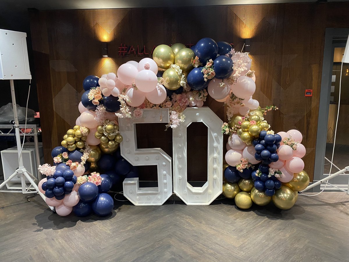 Sometimes you just want a showstopper and that’s what I did for my husbands birthday. 

And 80 individually sliced cookies and cream cake! 
Anyone there would know that I turned into a cake dealer at the end of the night😂😂