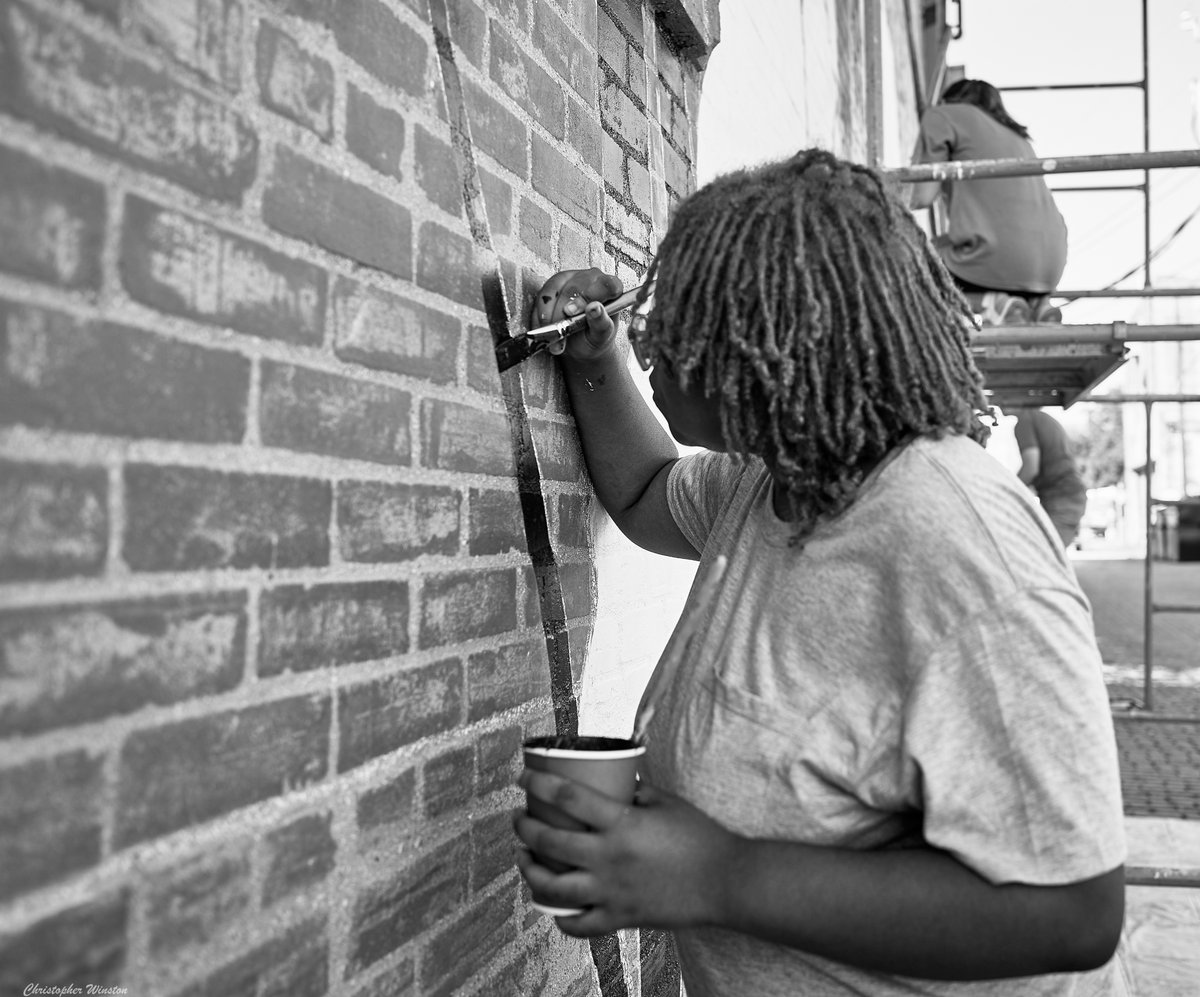 cdw21's tweet photo. #wacotx #artprenticeship #creativewaco #streetart #murals #bnw #leicashots #youngartist #mentorship https://t.co/QoyX9n2DR1